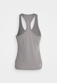 Šedý sportovní top bez rukávů s texturovanou síťovinou, se stylem racerback a zakřiveným lemem. Obsahuje malé logo na spodní straně.