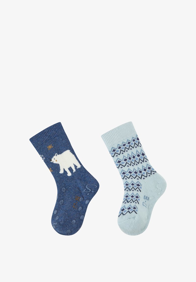 Zwei Paar Socken: eine blau mit einem weißen Polarbaermotiv und die andere hellblau mit einem geometrischen Muster. Beide verfügen über strukturierte Sohlen.