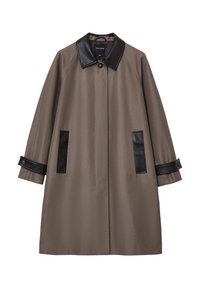Cappotto marrone con colletto e polsini in pelle nera, dotato di tasche laterali e una vestibilità rilassata. Texture liscia e chiusura con bottoni davanti.