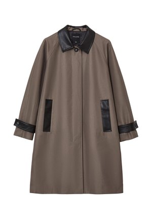 Cappotto marrone con colletto e polsini in pelle nera, dotato di tasche laterali e una vestibilità rilassata. Texture liscia e chiusura con bottoni davanti.