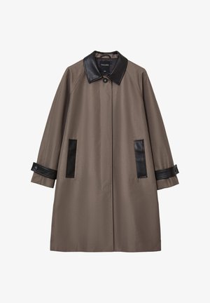 Cappotto marrone con colletto e polsini in pelle nera, dotato di tasche laterali e una vestibilità rilassata. Texture liscia e chiusura con bottoni davanti.