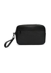 Bolso de mano de cuero negro con una textura suave, forma rectangular, cierre con cremallera en la parte superior y una correa para la muñeca lateral. Presenta un bolsillo frontal con cremallera.