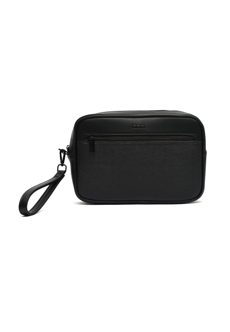Bolso de mano de cuero negro con una textura suave, forma rectangular, cierre con cremallera en la parte superior y una correa para la muñeca lateral. Presenta un bolsillo frontal con cremallera.