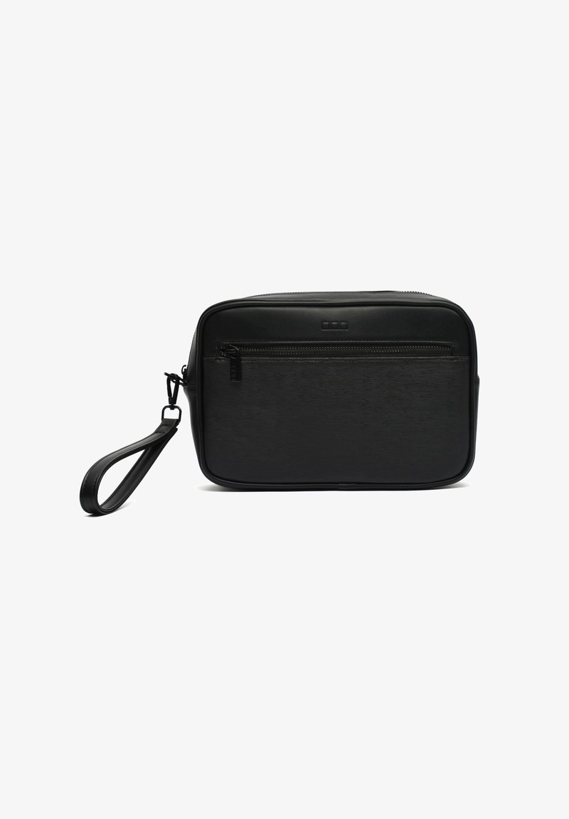 Bolso de mano de cuero negro con una textura suave, forma rectangular, cierre con cremallera en la parte superior y una correa para la muñeca lateral. Presenta un bolsillo frontal con cremallera.