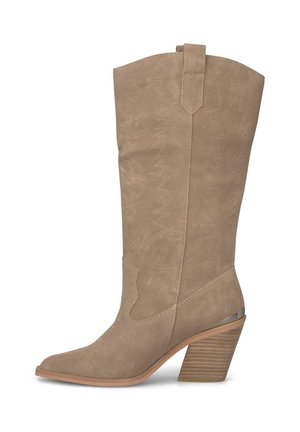 Bota de cowboy de ante color marrón claro con punta afilada, costuras decorativas, tacón alto y apilado, y una lengüeta en la parte posterior para facilitar su uso.