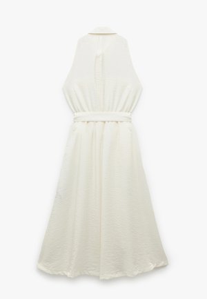 Hvid ærmeløs kjole med et subtilt tekstureret stof, har en kravehals, bælte i taljen og en flydende A-formet silhuet.