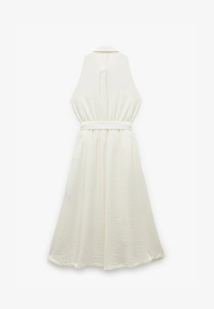 Hvid ærmeløs kjole med et subtilt tekstureret stof, har en kravehals, bælte i taljen og en flydende A-formet silhuet.