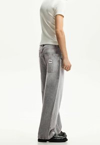 Bershka Relaxed fit -farkut - grey