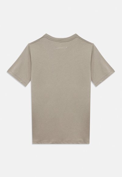 Μπεζ κοντομάνικη μπλούζα με στρογγυλή λαιμόκοψη, λεία υφή και μια μικρή οριζόντια ραφή κοντά στο πάνω μέρος της πλάτης. Προοπτική από πάνω.