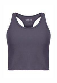 Grå ribbad kort topp med racerback-design. Har en slät textur och enfärgad stil med minimalistisk branding.