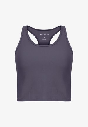 Top corto gris de canalé con diseño de espalda nadadora. Presenta una textura suave y color sólido con un diseño de marca minimalista.