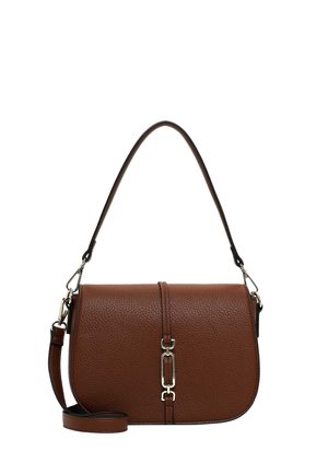 Bolso de hombro de cuero marrón texturizado con detalle de hebilla plateada y una correa cruzada ajustable sobre un fondo blanco.