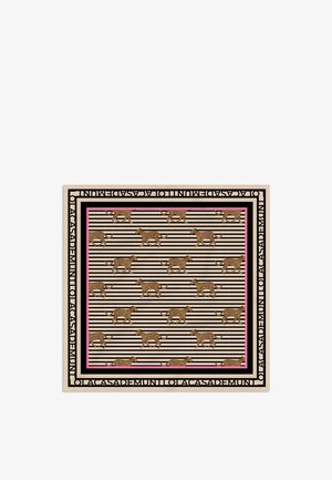 Quadratisches Tuch mit einem wiederholten Leopardenmuster auf horizontalen Streifen. Die Farbgebung umfasst Beige, Schwarz und Pink mit einem Textrahmen.