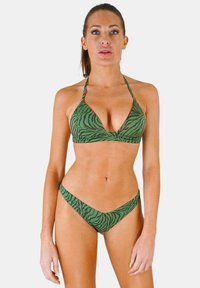 Bikini imprimé animalier vert avec un haut triangulaire et un bas taille basse, fabriqué en tissu lisse et extensible avec de fines attaches.
