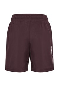 Mørk burgundy atletiske shorts med elastisk talje og lille hvid "hummel" logo på højre ben side.