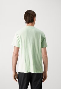 Tommy Jeans TJM REG BADGE TEE EXT - Camiseta básica - opal green