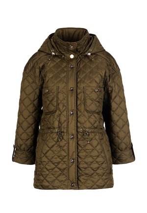 Olijfgroene doorgestikte jas met een hoge kraag, met ritsen gesloten zakken, verstelbare trekkoorden in de taille en drukknopen als sluiting.