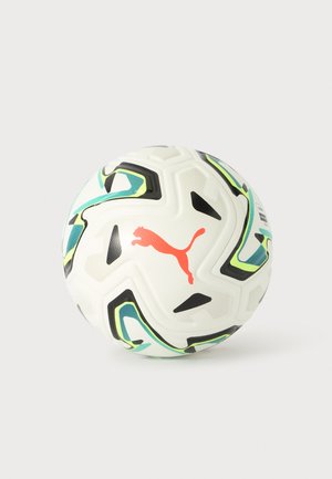 Balón de fútbol blanco Puma con patrones geométricos en negro, verde y azul sobre un fondo claro y liso.
