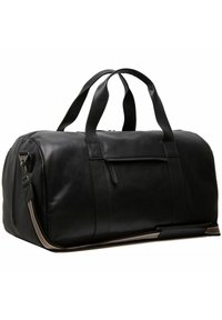 Sac de voyage en cuir noir avec poignées supérieures doubles, bandoulière amovible, poche zippée à l'avant et rayures d'accent horizontales. Design classique.