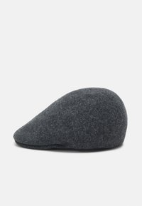 Gorra de lana gris con forma redondeada y suave, y un pico ligeramente alargado. Textura suave sin hardware o embellishments visibles.