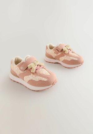 Lyserøde og cremefarvede sneakers med et tekstureret stofdesign, der har en sløjfe og velcrorem, polstret sål og mønstrede sidepaneler.