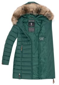 Chaqueta acolchada verde con capucha forrada de pelaje sintético, costuras horizontales, bolsillos con cremallera en la parte delantera y parche de logo interno. Textura suave.