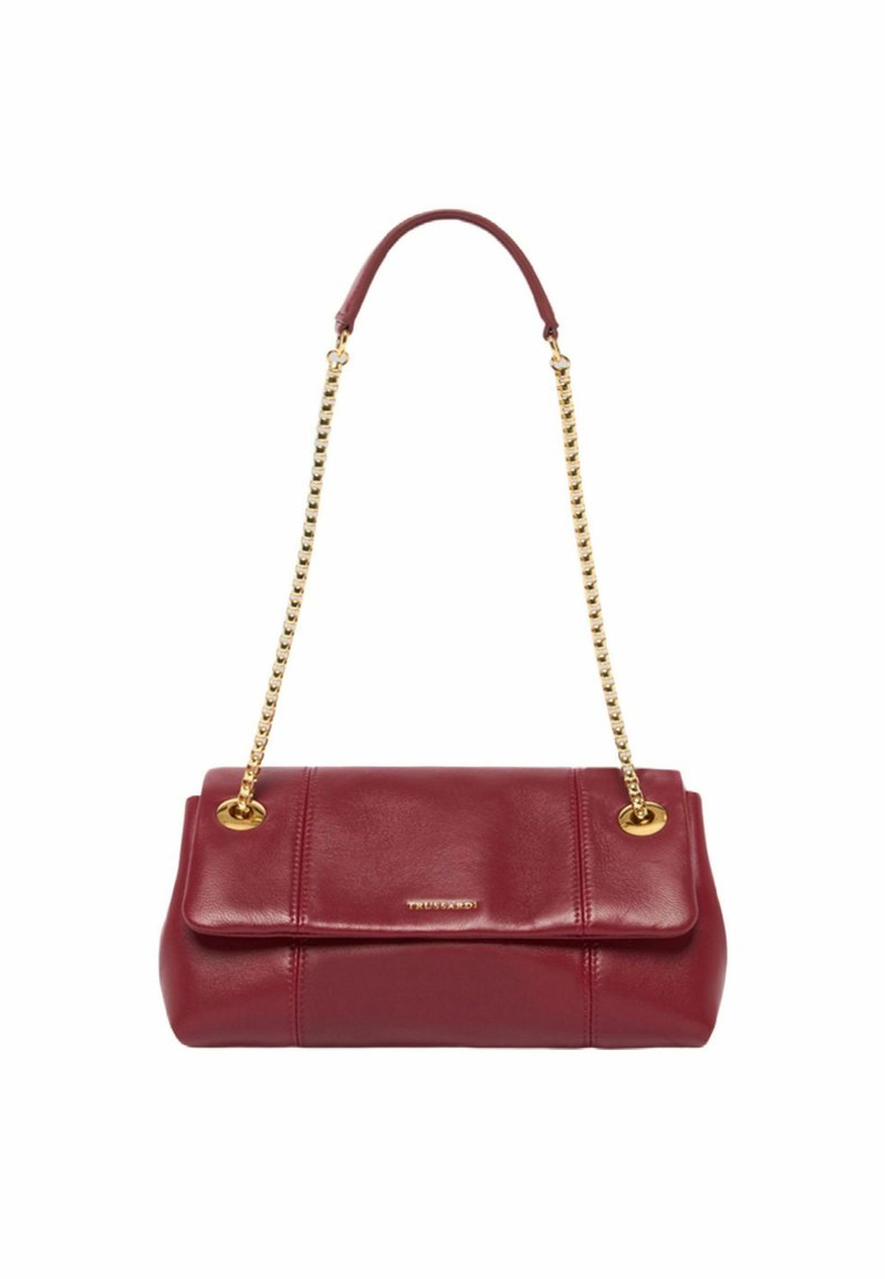 Burgundská kožená kabelka s překlopným víkem, zlatým řetězovým popruhem a detailem loga na přední straně. Hladká textura a strukturovaný design.