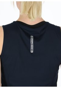 Marinefarbener sportlicher Tanktop mit strukturiertem Stoff, ausgestattet mit einem vertikalen weißen Etikett mit "SWEDEMOUNT" am hinteren Halsausschnitt.