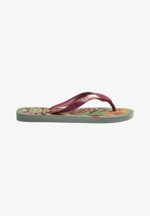 Flip-Flop mit hellgrüner Sohle, die ein Tiger- und Blumenmuster zeigt, sowie mit dunkelroten, strukturierten Riemen und einem beigen Markenlogo.