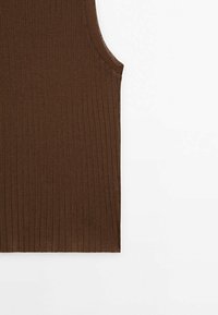 Ruskea, ribbattu toppi, jossa on olkapääaukot ja vartalonmyötäinen leikkaus, esittelee sileän tekstuurin ja tasaisen kuvion läpi koko vaatteen.