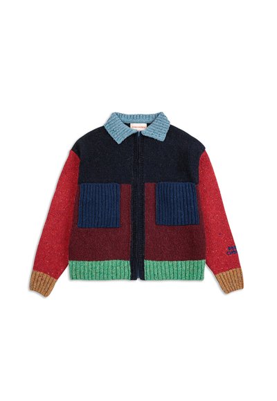 Strickjacke mit blauem Rippkragen, Reißverschluss und großen Ripp-Taschen. Sie hat mehrfarbige Einsätze in Marineblau, Rot, Kastanienbraun, Grün und Orange.