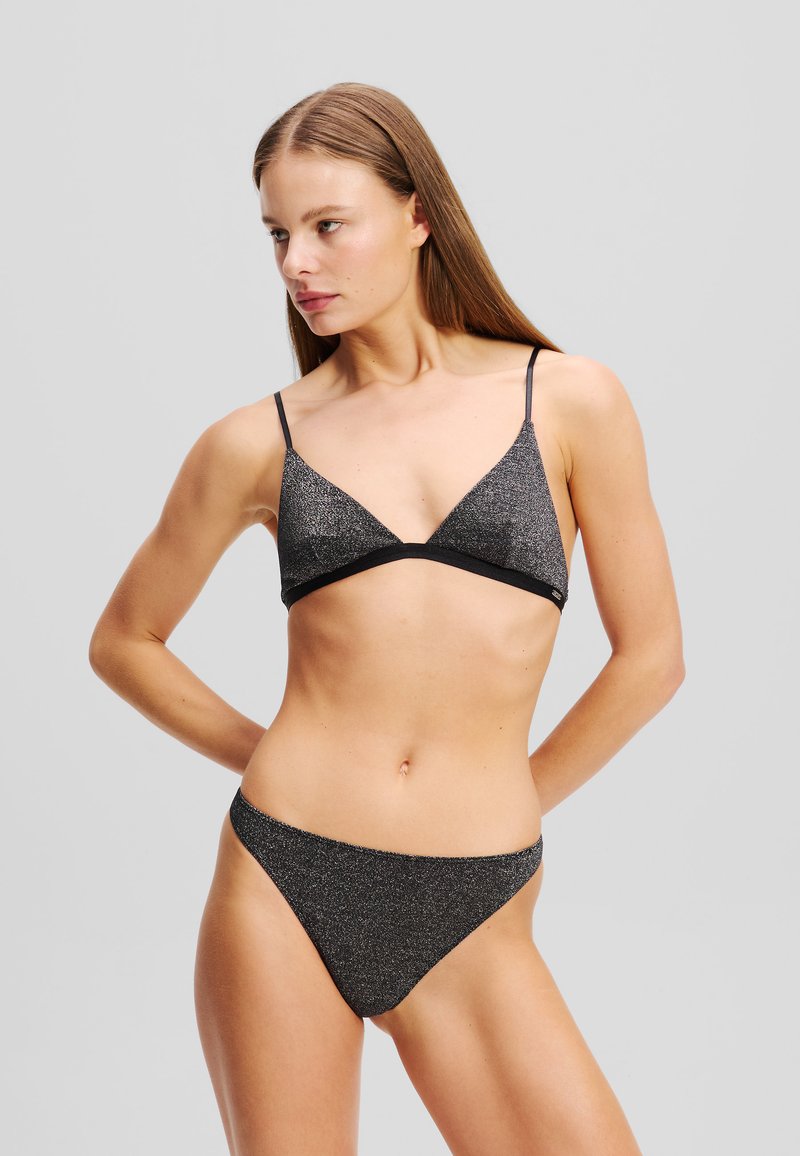 Ensemble de bikini noir métallique comprenant un haut triangulaire avec des bretelles fines et un bas taille basse, tous deux dotés d'une texture chatoyante.