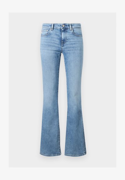 Ανοιχτό μπλε τζιν παντελόνι με ψηλή μέση, κλασικό στυλ με πέντε τσέπες, κλείσιμο με κουμπιά και ελαφρώς φαρδιά μπατζάκια.