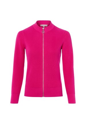 Felroze geribbelde gebreide cardigan met lange mouwen en een zilveren rits over de volle lengte met een cirkelvormige trekker aan de voorkant.