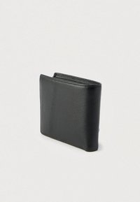 Čierna kožená peňaženka, dizajn peňaženky s textúrovaným povrchom, štíhly tvar a výrazný modrý akcent na boku. Otvor s na zips.