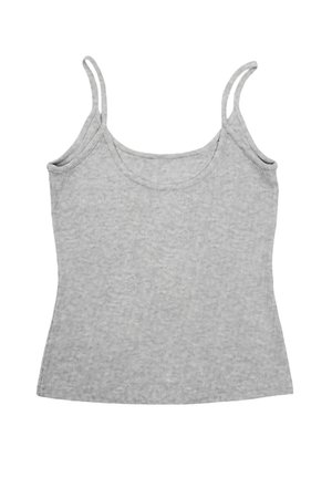 Jasnoszary prążkowany top na ramiączkach z cienkimi podwójnymi ramiączkami, dekoltem w serek i dopasowanym talią na białym tle.