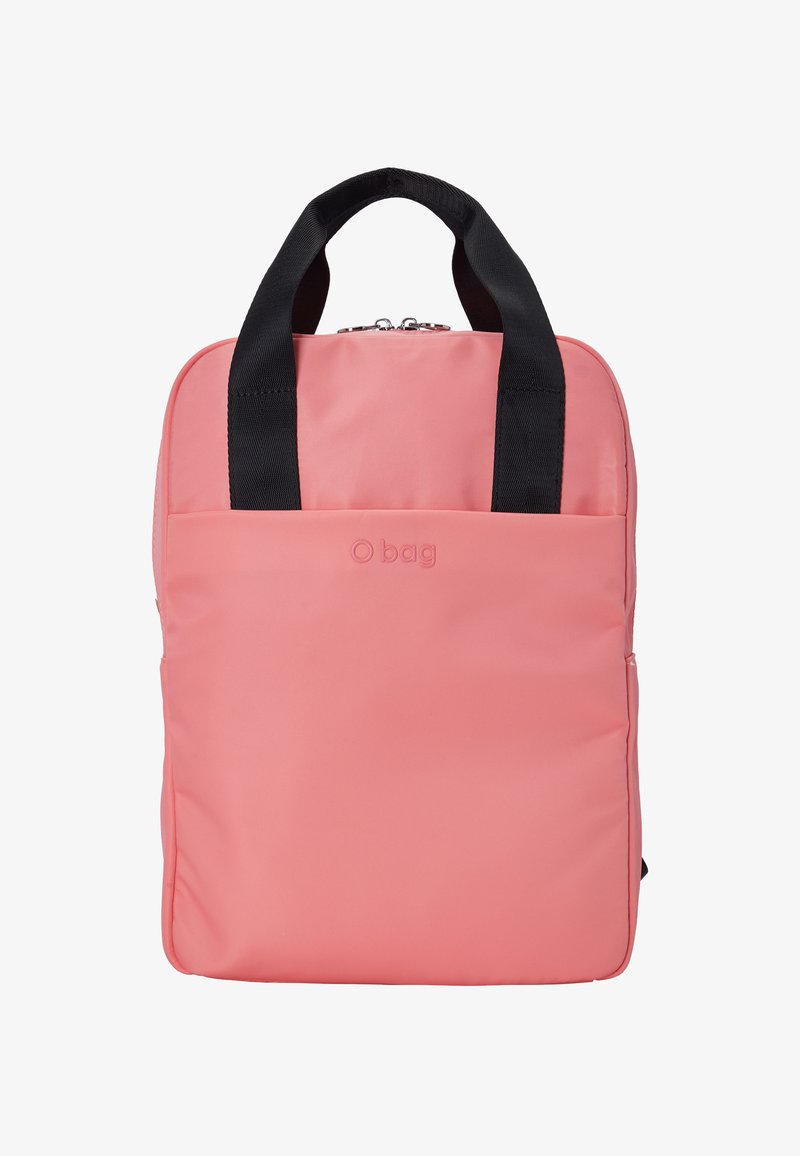 Sac à dos rectangulaire rose, fabriqué en matériau doux avec des bretelles noires, présentant une poche avant et un logo simple sur la surface.