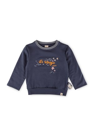 Maglione blu navy con maniche lunghe, colletto a righe e stampa "è magia" in arancione con stelle. Presenta un charm a forma di pinguino sul lato.
