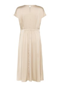 Robe midi en satin beige avec manches courtes, taille froncée, fermeture à trou de serrure dans le dos et jupe lisse et fluide.