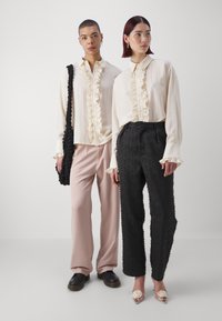 Sister Jane FREDDIE RUFFLE UNISEX - Πουκαμίσα με κουμπιά - ivory