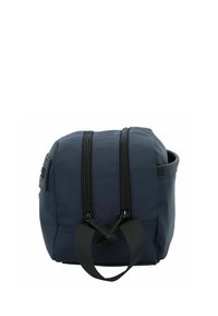 Bolsa de nailon azul marino con cierre de doble cremallera, forma rectangular, base plana y asa lateral para un transporte fácil. Textura suave, diseño minimalista.