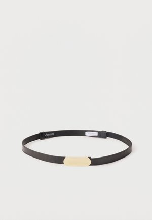 Ceinture en cuir noir avec une boucle rectangulaire en métal doré, posée à plat sur un fond blanc.