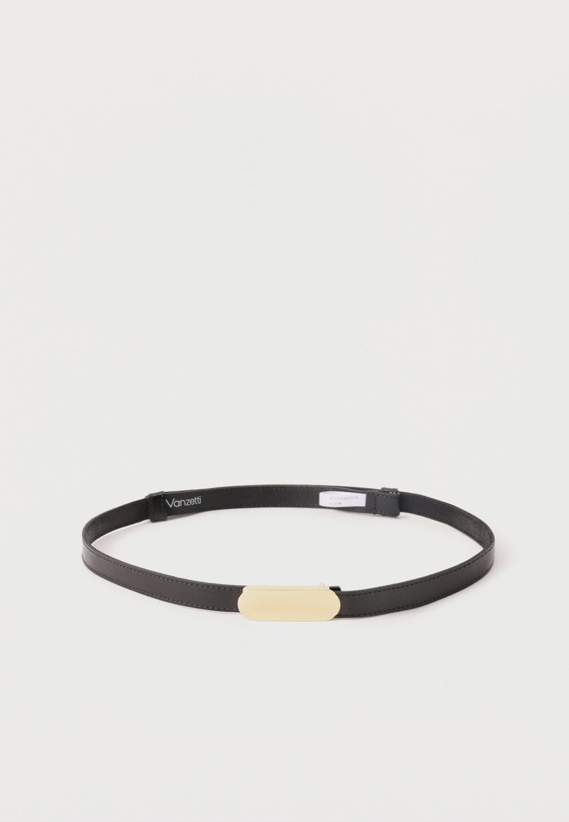 Μαύρη δερμάτινη ζώνη με ορθογώνια αγκράφα από μέταλλο σε χρυσό τόνο, τοποθετημένη επίπεδα σε λευκό φόντο.