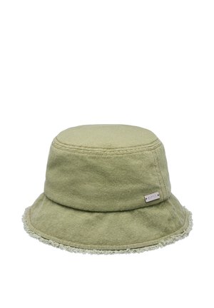 Svetlozelený textilný klobúk v tvare vedra s ošúchanými okrajmi krempy a malou obdĺžnikovou značkovou štítkou na boku.