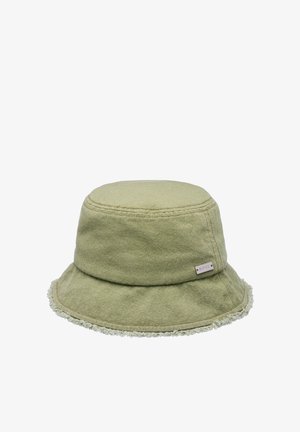 Chapeau bob en tissu vert clair avec des bords de bordure effilochés et une petite étiquette de marque rectangulaire sur le côté.