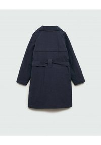 Granatowy płaszcz trench z długimi rękawami, z paskiem w talii i prostym kołnierzem. Teksturowana tkanina o gładkim wykończeniu. Brak widocznych wzorów lub okuć.