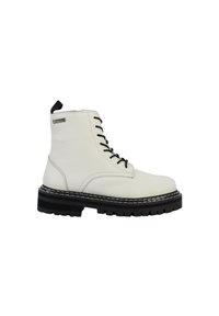 Botas de tobillo de cuero blanco con cordones negros, superficie texturizada, suela gruesa negra y detalle de costura blanca en contraste.