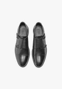 Zwarte lederen schoenen met een strakke design, een gladde afwerking, dubbele gespen en een ronde neus, wat zorgt voor een klassieke uitstraling.