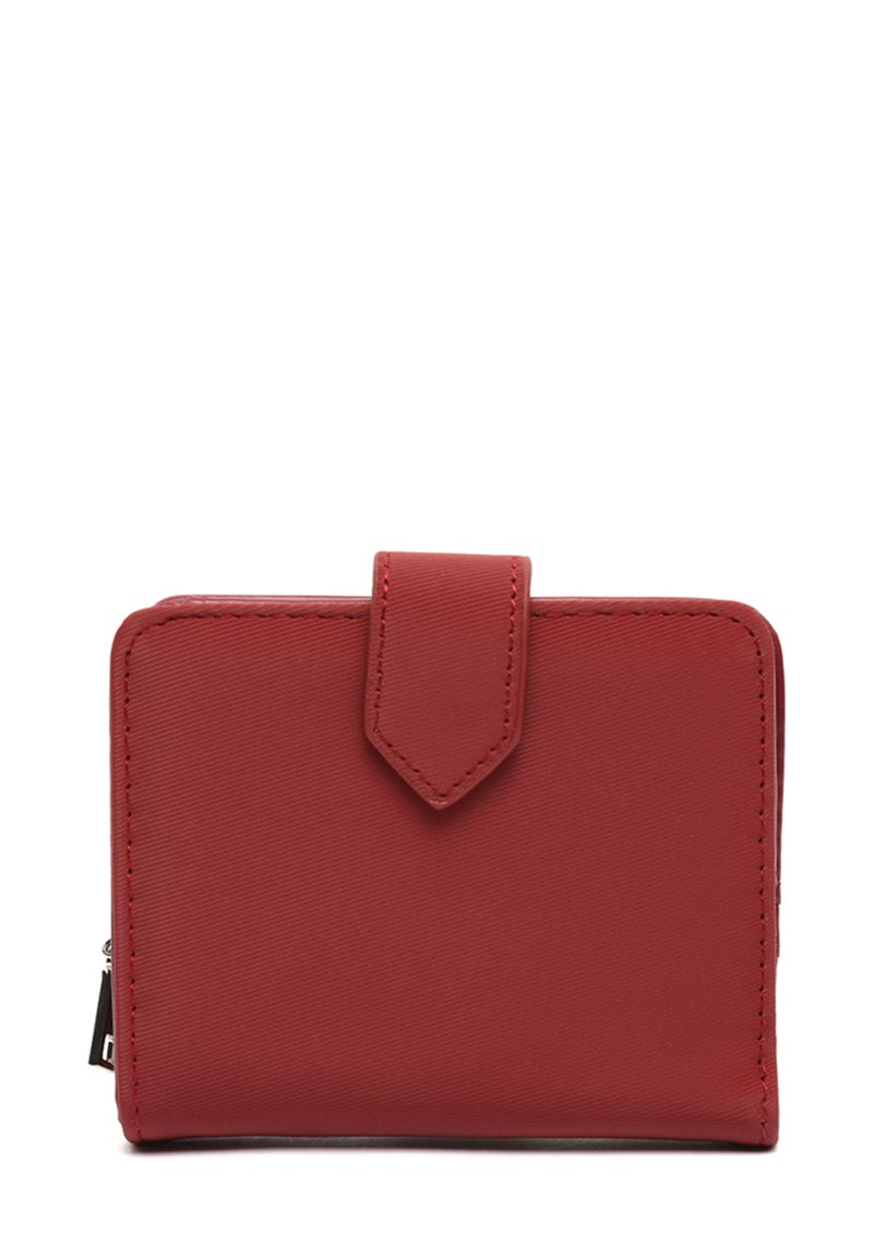 Portafoglio rosso realizzato in materiale testurizzato, con forma arrotondata, chiusura a patta con un accento appuntito e cuciture visibili sui bordi.