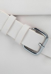 Weiße Ledertasche mit strukturiertem Finish, ausgestattet mit einer silbernen Metall-Schnalle und -Riemen, die ein sauberes und modernes Design betont.